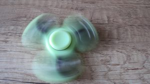Fidget-spinner-Celý-svítící-ve-tmě-fosforový-2-Aliexpress-300x169
