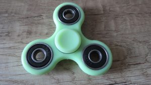 Fidget-spinner-Celý-svítící-ve-tmě-fosforový-Aliexpress-300x169