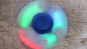 Fidget-spinner-blikající-středy-3-mody-klasický-2-Aliexpress-300x169