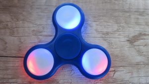 Fidget-spinner-blikající-středy-3-mody-klasický-Aliexpress-300x169