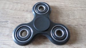 Fidget-spinner-klasický-černý-se-4-ložisky-Aliexpress-300x169