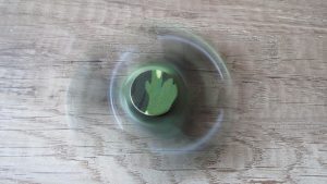 Fidget-spinner-maskáčový-keramický-4-minuty-se-točí-2-Aliexpress-300x169