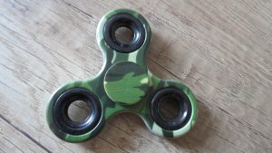 Fidget-spinner-maskáčový-keramický-4-minuty-se-točí-Aliexpress-300x169