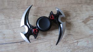 Fidget-spinner-s-nožema-z-online-her-hry-Mortal-Kombat-2-Aliexpress-300x169