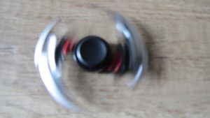 Fidget-spinner-s-nožema-z-online-her-hry-Mortal-Kombat-3-Aliexpress-300x169